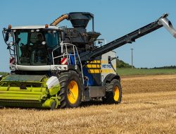 mesin traktor pertanian
